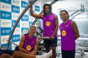 Lewandowski, Kounde e Raphinha, no dia do regresso ao trabalho no Barça. / Twitter: @FCBarcelona_br