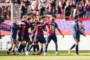 Os craques culés comemoram a vitória de virada sobre o Real Madrid, por 4 a 3, pela Liga Espanhola 2024/25. / Ricardo Nogueira