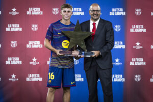 Fermín López recebe de um representante da Estrella Damm o prêmio de melhor jogador do Gamper 2025. / Foto: @FCBarcelona:br