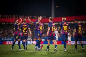 Os craques do Barça comemoram a goleada contra o Como 1907, no Estádio Johan Cruyff, pela 60ª ediçao do Troféu Joan Gamper. / @FCBarcelona_br