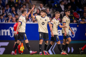 Lewandowski comemora com Cubarsí o gol marcado na vitória do Barça por 3 a 1 sobre o Oviedo, pela LaLiga. / @FCBarcelona_br