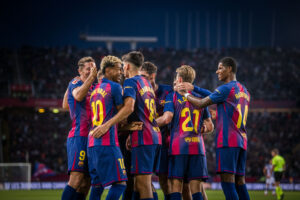 Os craques do BArça comemoram a importante vitória diante da Real Sociedad, por 2 a 1, no Estádio Olímpico de Montjuic. / @FCBarcelona_br