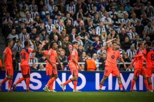 Os craques do Barça comemoram a vitória por 2 a 1 sobre o Newcastle, no St. James' Park. / @FCBarcelona_br