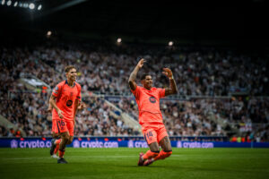Marcus Rashford comemora um dos gols marcados na vitória sobre o Newcastle (1-2), na Champions League. / @FCBarcelona_br