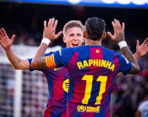 Dani Olmo comemora com Raphinha um dos gols marcado na vitória contra o Alavés, na LaLiga., / @FCBarcelona_br