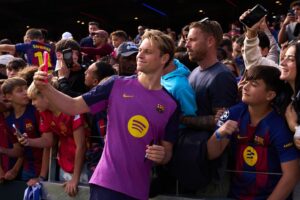 Frenkie de Jong fez selfies com os torcedores após o treinamento. / @FCBarcelona_br