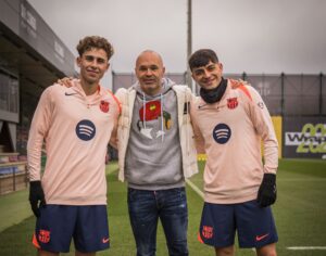 Andrés Iniesta, com os meias Fermín López e Pedri, na Cidade Esportiva Joan Gamper./ @FCBarcelona_br