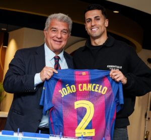 O presidente Joan Laporta apresentando lateral João Cancelo como o novo camisa 2 do Barça até o final da temporada. / @FCBarcelona_br