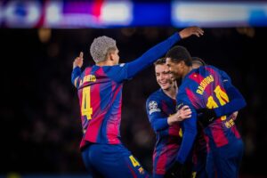 Rashford comemora com seus companheiros o gol de falta que marcou na vitória do Barça por 4 a 1 sobre o Copenhagen, pela Champions League. / @FCBarcelona_br