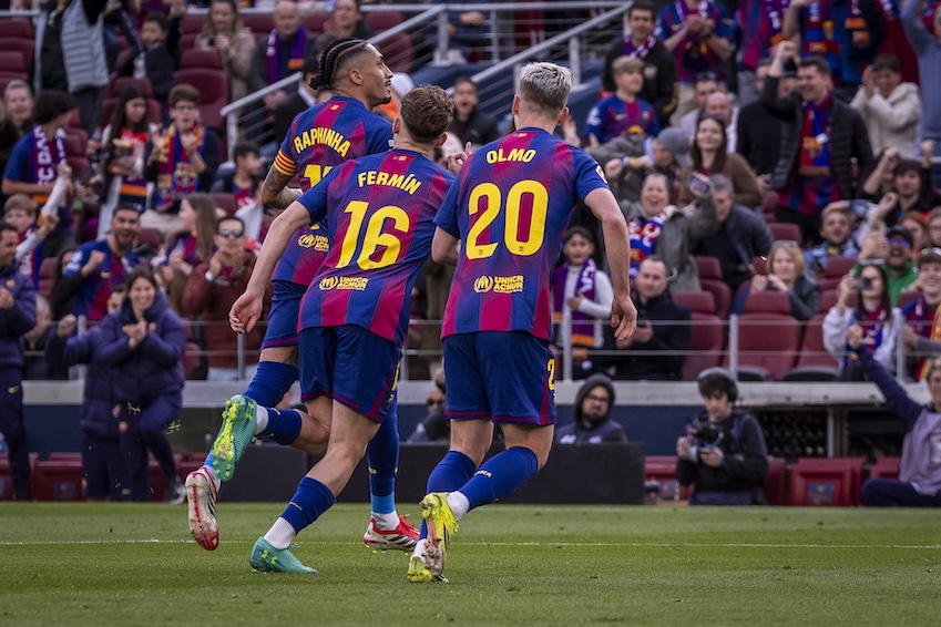Raphinha comemora com seus companheiros um dos gols marcados contra o Sevilla, pela LaLiga. / @FCBarcelona_br