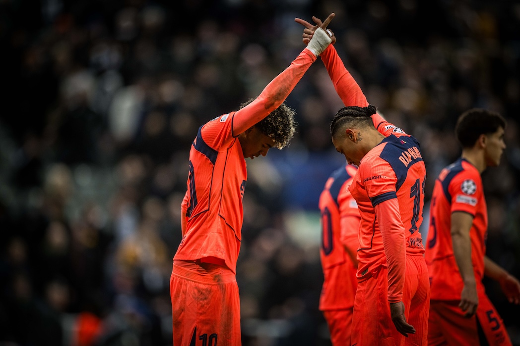 Lamine Yamal comemora com Raphinha o gol de empate contra o Newcastle, no St. James' Park. / @FCBarcelona_br