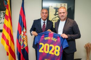 Hansi Flick com o vice-presidente do Barça, Rafa Yuste, durante o ato da renovação do seu contrato. / @FCBarcelona_br