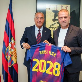 Hansi Flick com o vice-presidente do Barça, Rafa Yuste, durante o ato da renovação do seu contrato. / @FCBarcelona_br