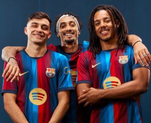 Pedri, Raphinha e Kounde, com a nova camisa oficial do Barça. / @FCBarcelona_br