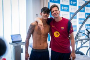 Marc Bernal e o goleiro Szczesny, de volta ao trabalho no Barça. / @FCBarcelona_br