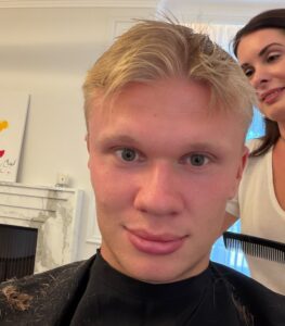 O novo corte de cabelo de Erling Haaland. / @Erling