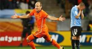 El atacante Robben celebra el tercer gol de Holanda ante Uruguay, el que aseguró el pase a la gran final del mundial a los holandeses. Foto: fifa.com