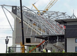 Uma parte do estádio caiu em cima dos trabalhadores, causando a morte até agora de duas pessoas. Foto: Martin Meissner AP/AE