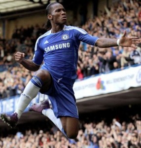 O marfinense Drogba celebrando um gol pelo Chelsea, onde será eternamente ídolo.