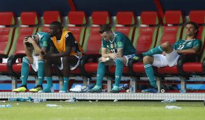 Jogadores alemão cabisbaixos após a eliminação na Rússia 2018