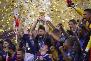 Os jogadores da França comemoram o bicampeonato mundial na Rússia 2018