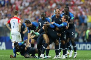 Os jogadores da França comemoram o bicampeonato mundial na Rússia 2018