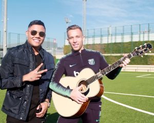 Felipe Araújo com o meia Arthur Melo na Cidade Esportiva Joan Gamper
