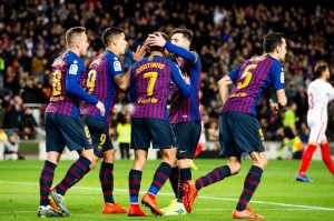 Coutinho comemora dos gols contra o Sevilla com Messi, Suárez, Arthur e Busquets.