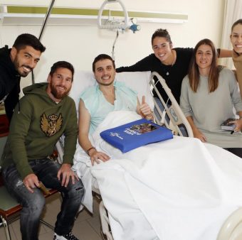 Suárez e Messi durante a visita aos hospitais de Barcelona