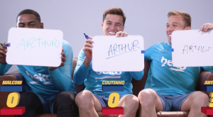 Malcom, Coutinho e Arthur em uma divertida brincadeira. Assista!