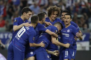 Os craques do Chelsea abraçam Giroud, autor do primeiro gol da partida