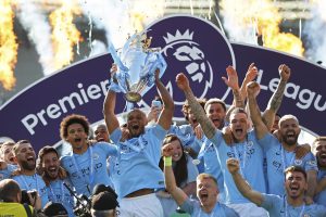 O capitão Vincent Kompany levanta a taça de campeão inglês, no Amex Stadium, em Brighton