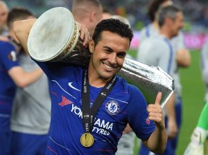Pedro com o troféu da Liga Europa, o mais novo da sua incomparável coleção