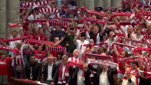 O show da torcida do Colônia na Catedral Gótica da Cidade.