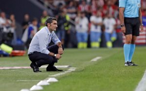 Valverde agachado ao lado do gramado do estádio San Mamés