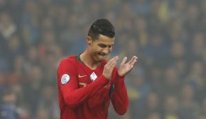 CR7 aplaudindo durante o duelo contra a Ucrânia.