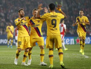 Messi, Arthur e Suárez celebram um gol do Barça contra o Slavia.