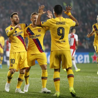Messi, Arthur e Suárez celebram um gol do Barça contra o Slavia.