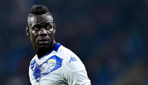 Balotelli, indignado com os insultos da torcida do Hellas Verona.