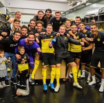 Jogadores do Borussia Dortmund celebram no vestiário a vitória de virada sobre a Inter de Milão