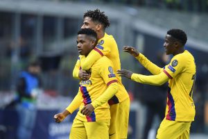 Ansu Fati comemora com Todibo o gol marcado contra a Inter de Milão, o da vitória contra o clube italiano na Liga dos Campeões