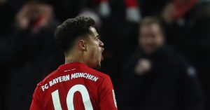 Coutinho comemora o hat-trick contra o Werder Bremen