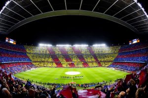 O Camp Nou lotado durante um clássico contra o Real Madrid.