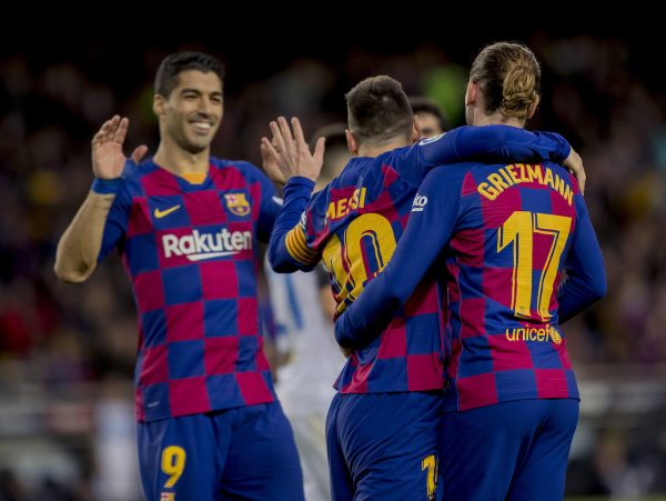 Messi comemora com Suárez e Griemann o golaço marcado contra o Alavés.