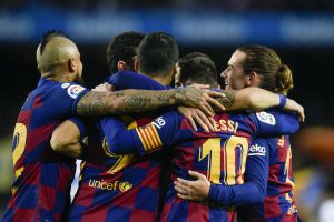 Os craques do Barça celebram o gol de Messi contra o Alavés, pela 21ª rodada da Liga Espanhola 2019/20.