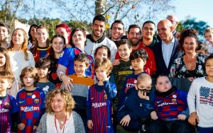 Suárez e Messi durante a visita aos hospitais de Barcelona.