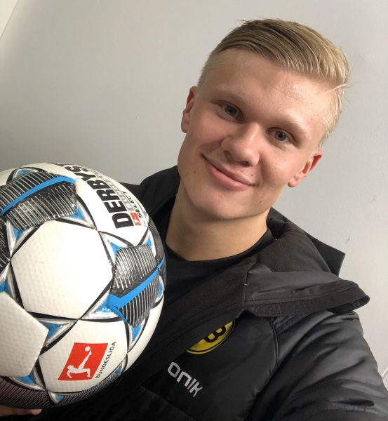 Haaland com a bola do hat-trick contra o Augsburg na estreia pelo Borussia Dortmund