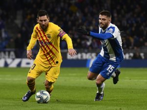 Messi em um duelo contra David López, no derby catalão deste sábado (4), pela Liga Espanhola.