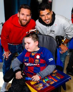 Messi e Suárez durante a visita aos hospitais de Barcelona.