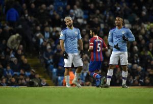Sergio Agüero e Gabriel Jesus , durante um duelo da Premier League 2019/20